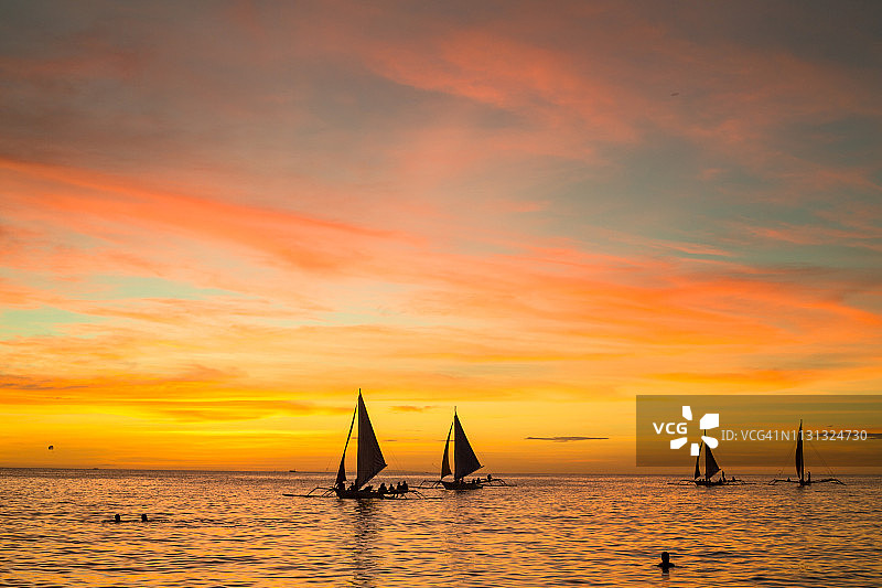 日落时分海洋上的帆船图片素材