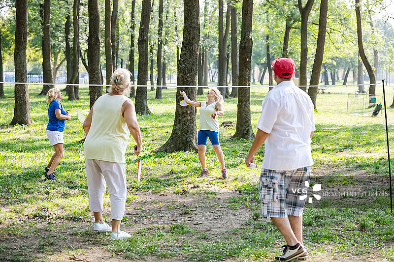 双打羽毛球比赛中的高难度击球图片素材