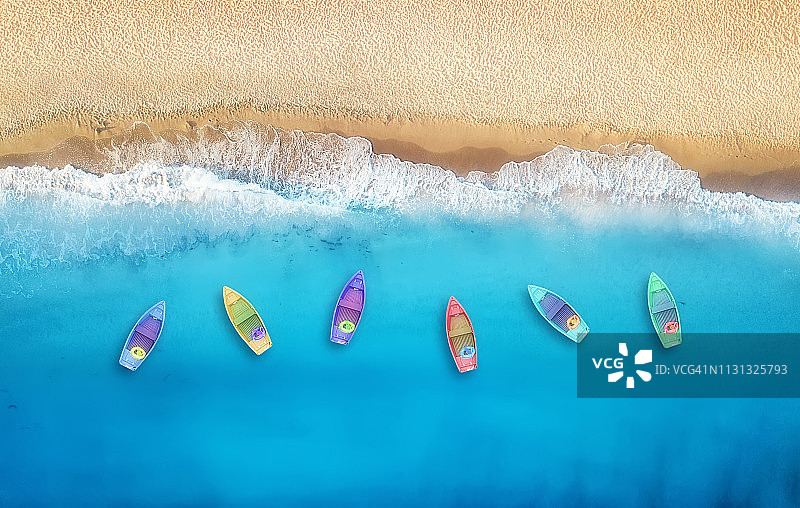 土耳其海域的鸟瞰船只：夏季晴朗的沙滩海景图片素材