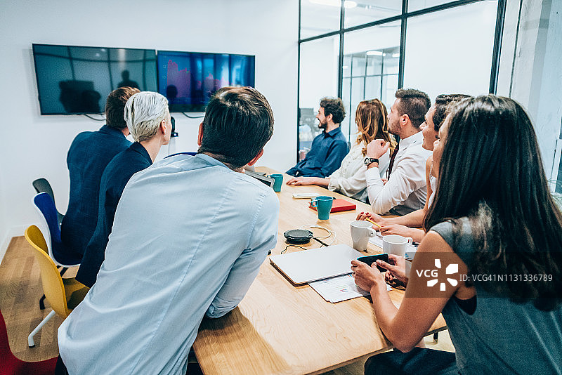 同事们在会议室参加商务会议图片素材