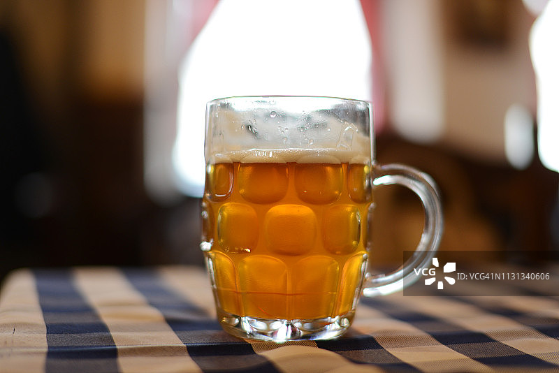 餐厅桌上的一杯啤酒图片素材