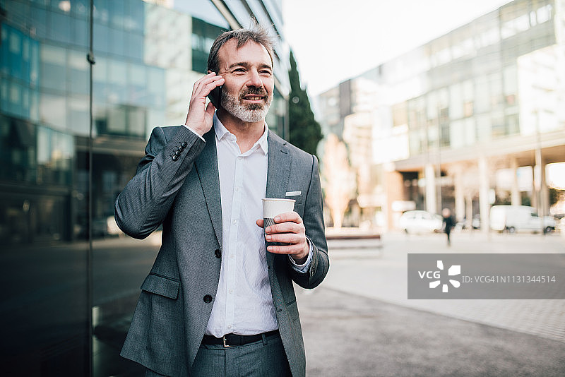 打电话和喝咖啡的男人图片素材