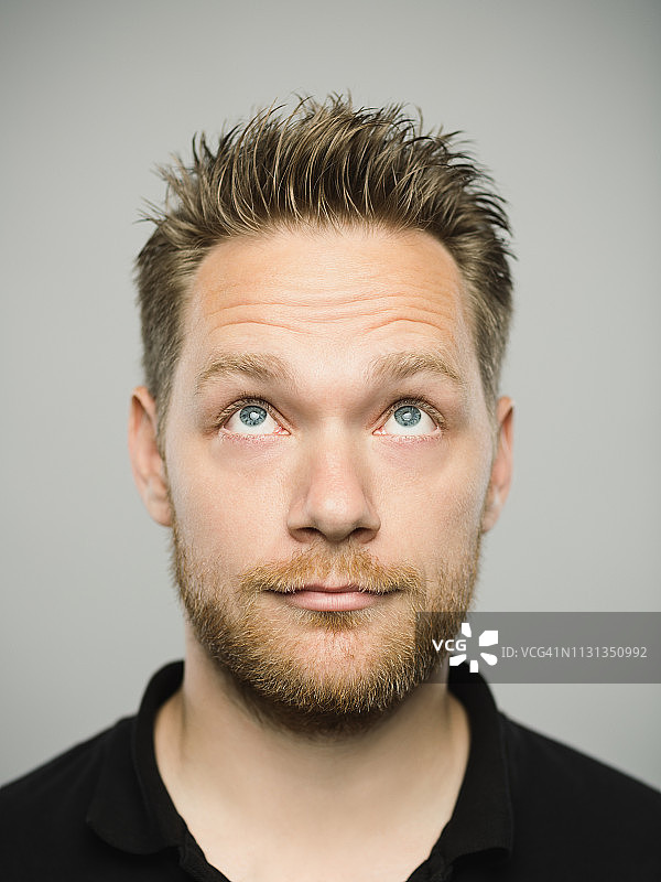 表情茫然的白人男子图片素材