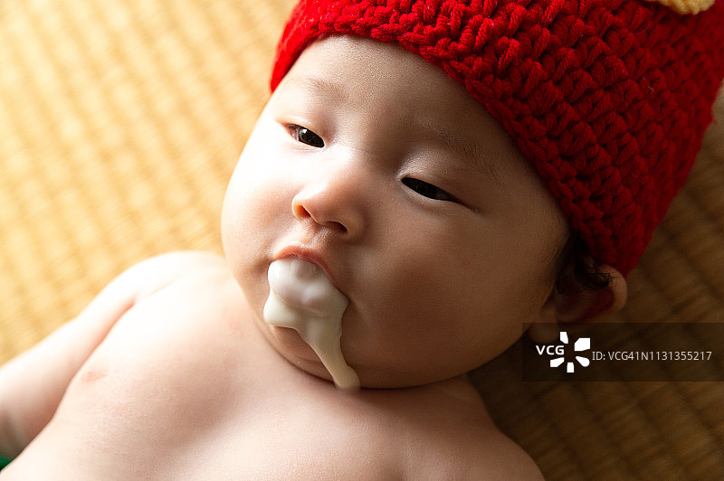 宝宝在榻榻米上吐奶图片素材