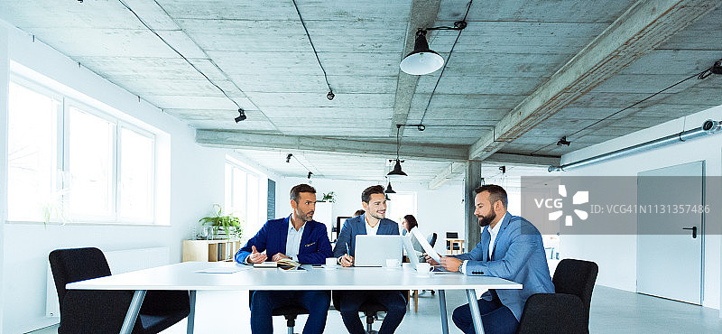 男人们在办公桌前计划策略图片素材