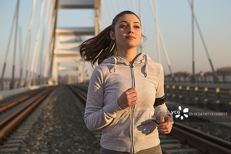 在城市桥上清晨慢跑图片素材