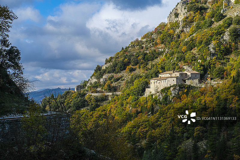 意大利翁布里亚亚平宁山脉古比奥圣安布罗焦隐修院图片素材