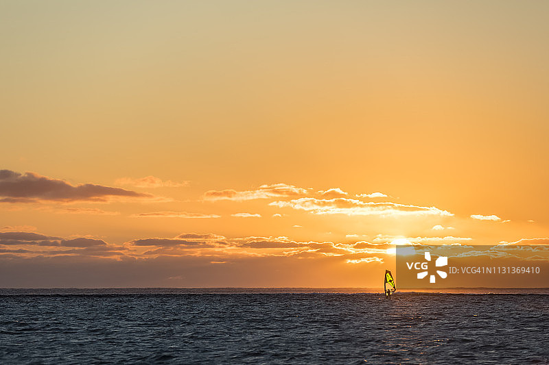 毛里求斯莫纳山日落时分的帆板运动图片素材