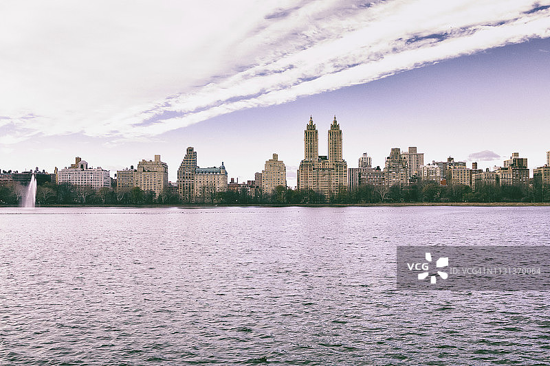 美国纽约曼哈顿中央公园，杰奎琳·肯尼迪·奥纳西斯水库和圣雷莫大厦图片素材