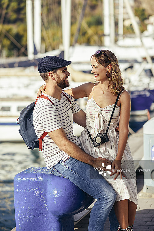 西班牙马拉加快乐的游客夫妇在海港休息图片素材