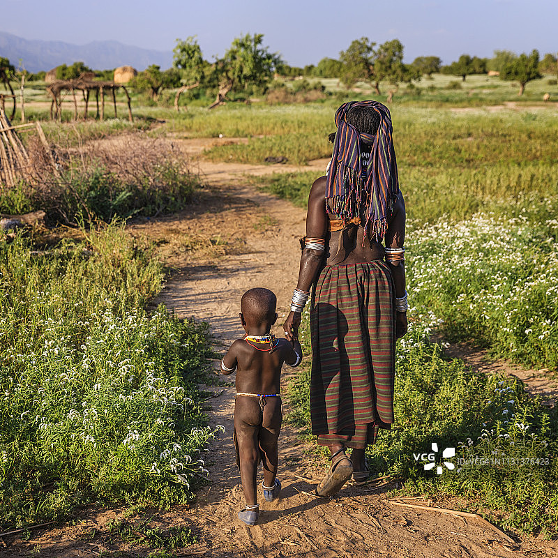 来自埃塞俄比亚埃尔博雷部落的妇女和她的儿子图片素材