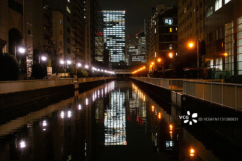 日本东京港区新芝浦运河沿岸的住宅和办公楼图片素材