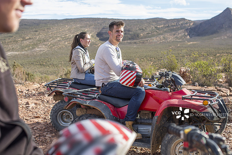 一群人在南非玩四轮摩托车图片素材