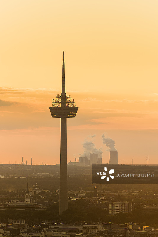 德国科隆：黎明时分的电视塔剪影图片素材