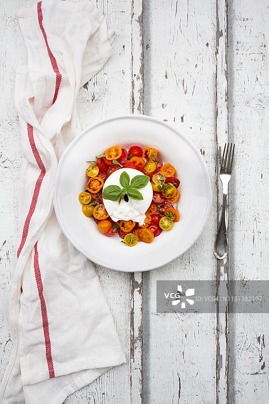 番茄布拉塔沙拉拼盘图片素材