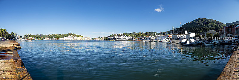 意大利坎帕尼亚那不勒斯伊斯基亚岛海港晨曦图片素材