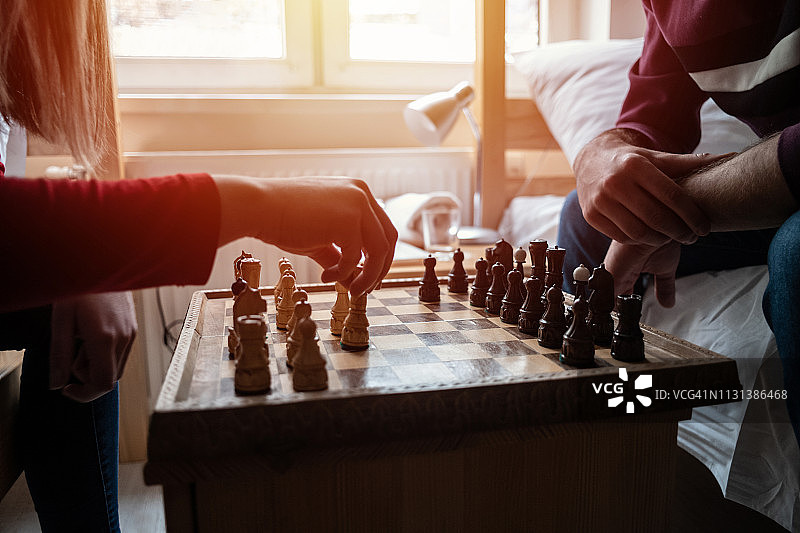 朋友们在宿舍房间里下棋图片素材