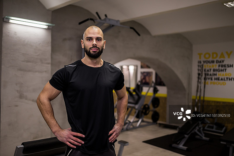 他对自己的外貌感到自豪图片素材