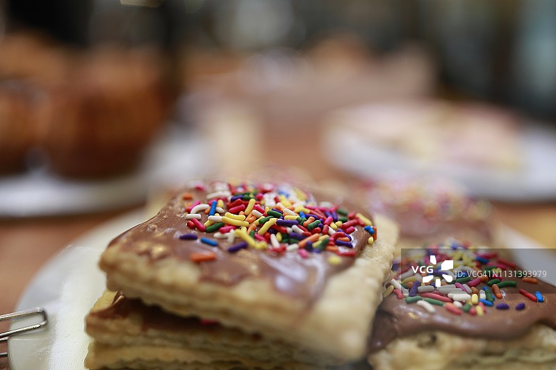 咖啡店出售的撒满糖屑的糕点图片素材