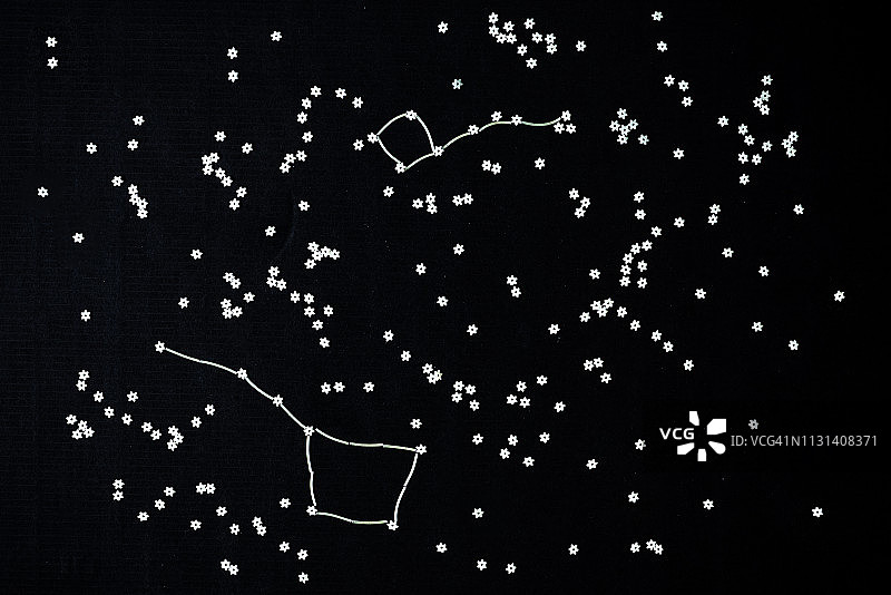 用未煮的意大利面星星形成的银河系趣味美食图片素材