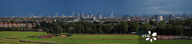 伦敦天际线全景（俯瞰运动场）图片素材