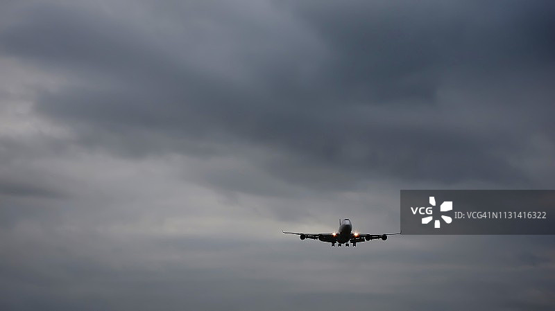 大型客机降落照片图片素材