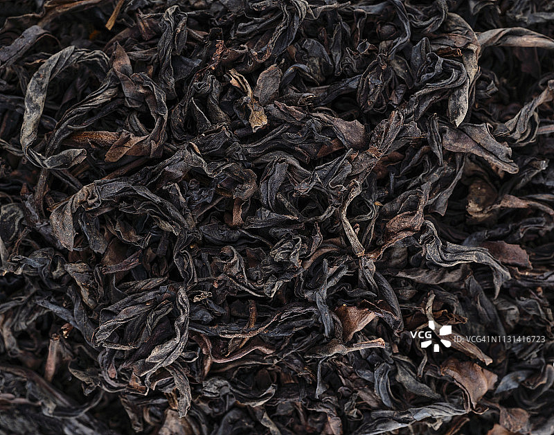 用作背景的黑色干茶叶特写图片素材