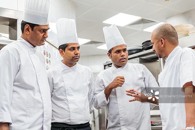 主厨向团队讲解晚间菜单图片素材