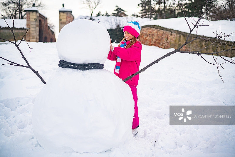 堆雪人的可爱女孩图片素材