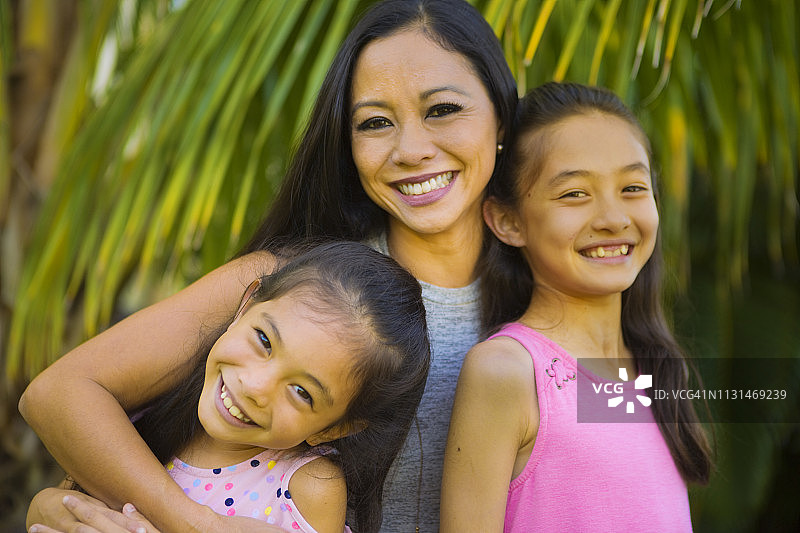 夏威夷家庭户外照：母亲和两个青春期前的女孩图片素材