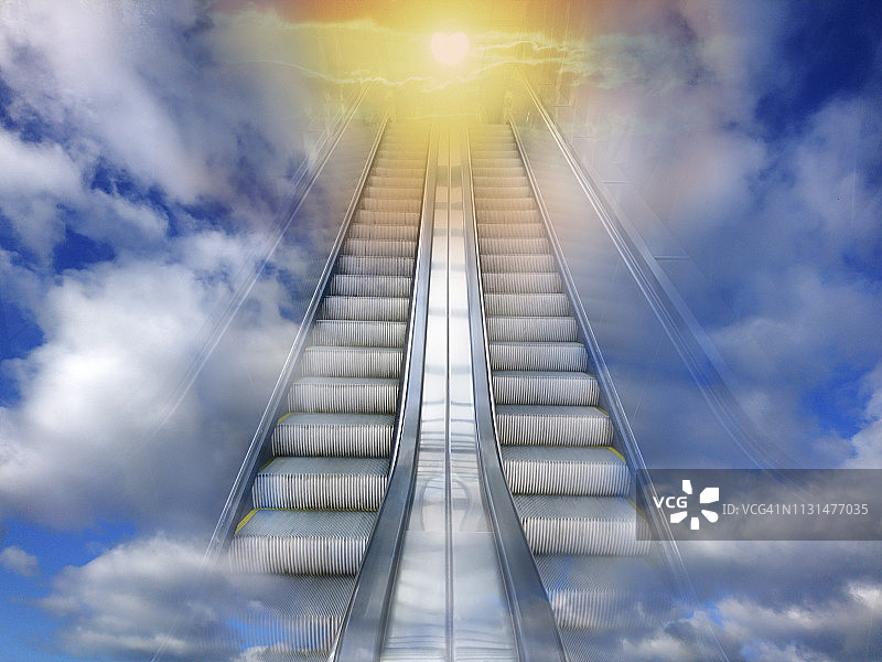 梦幻未来主义天堂云景观中的自动扶梯图片素材