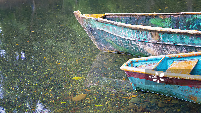 危地马拉热带雨林河流上的独木舟图片素材