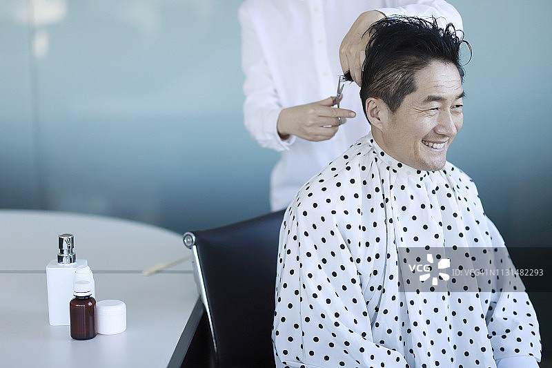 理发师为中年男人理发图片素材