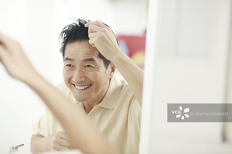 梳头的 中年男人图片素材