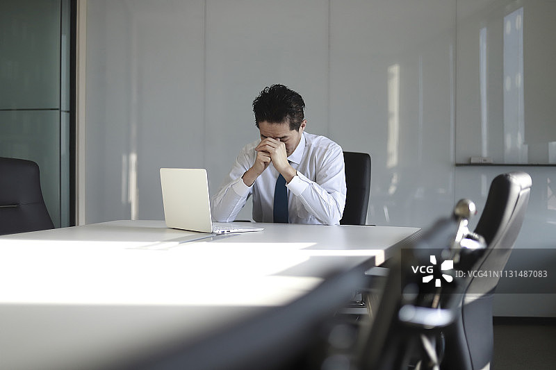 使用笔记本电脑的成熟商务男士倍感压力图片素材