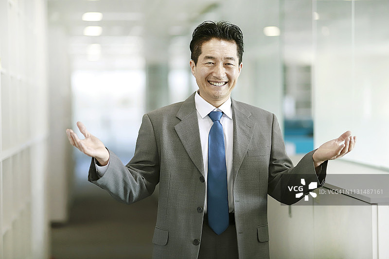 自信商人在办公室走廊肖像图片素材