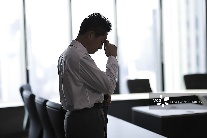 在会议室里沉思的成熟商人图片素材