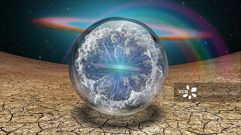 水晶球内的云和闪电飞溅，背景为星系盘图片素材