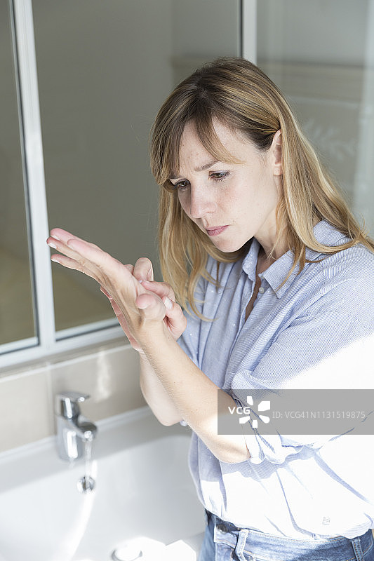 一名女子患有洁癖：强迫性洗手图片素材