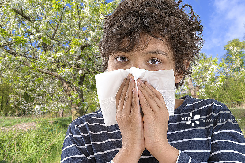男孩擤鼻涕图片素材