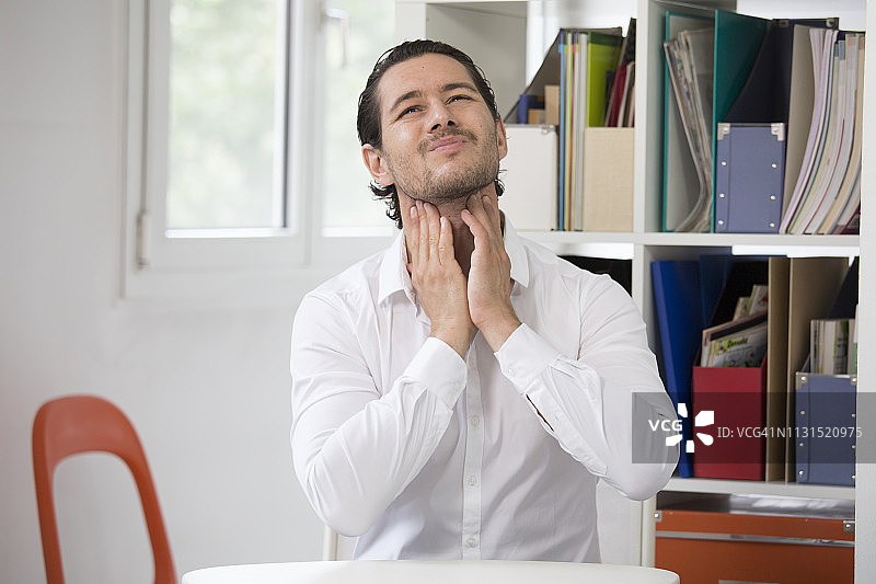 男子嗓子疼图片素材