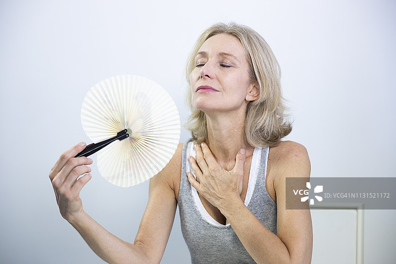 经历潮热的更年期妇女图片素材