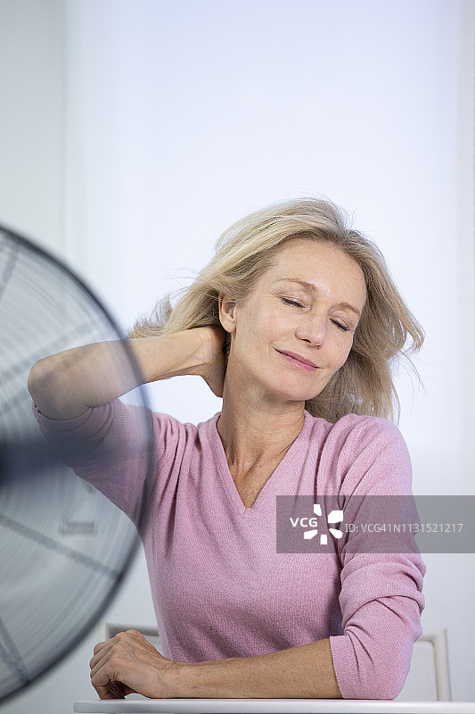 经历潮热的更年期妇女图片素材