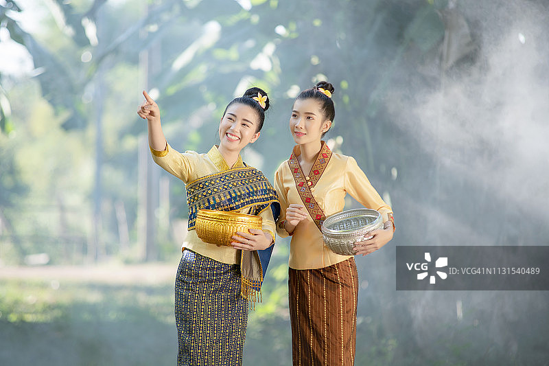 身着老挝传统服饰的漂亮老挝女子图片素材