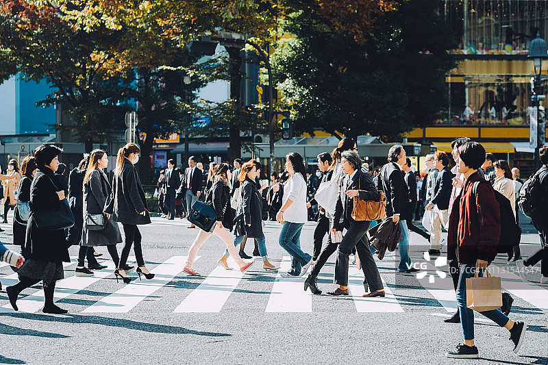 东京涩谷十字路口，通勤者人群图片素材