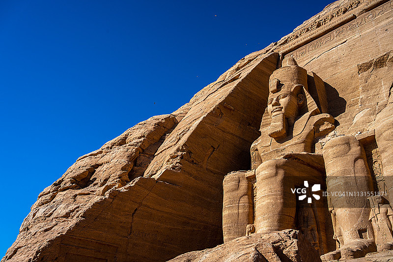 埃及阿斯旺阿布辛贝神庙前的雕像图片素材