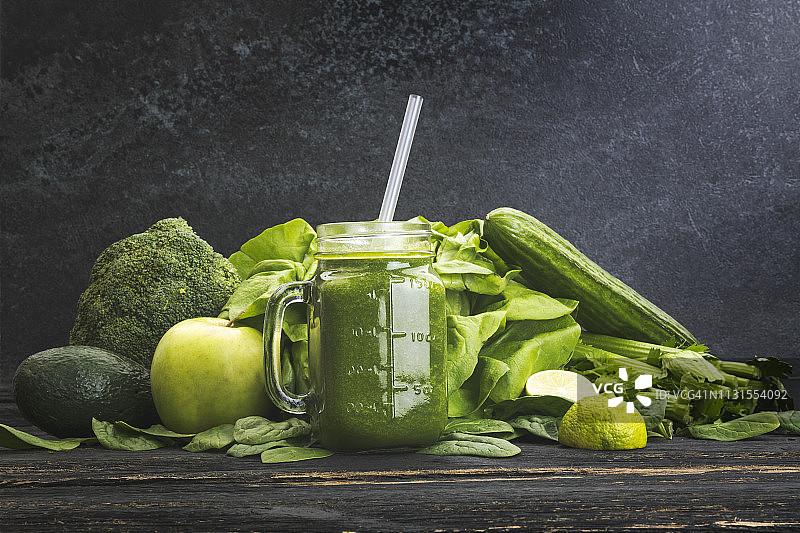 深色背景上的绿色蔬菜和果汁图片素材