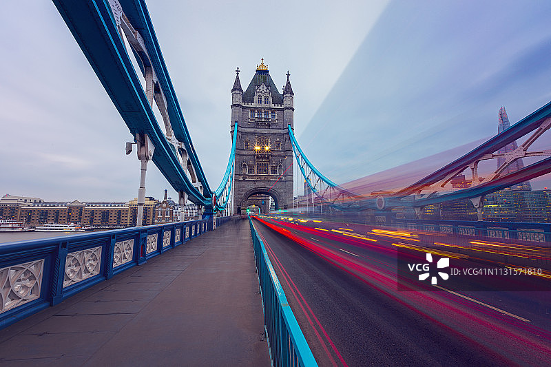 英国伦敦塔桥灯光秀图片素材