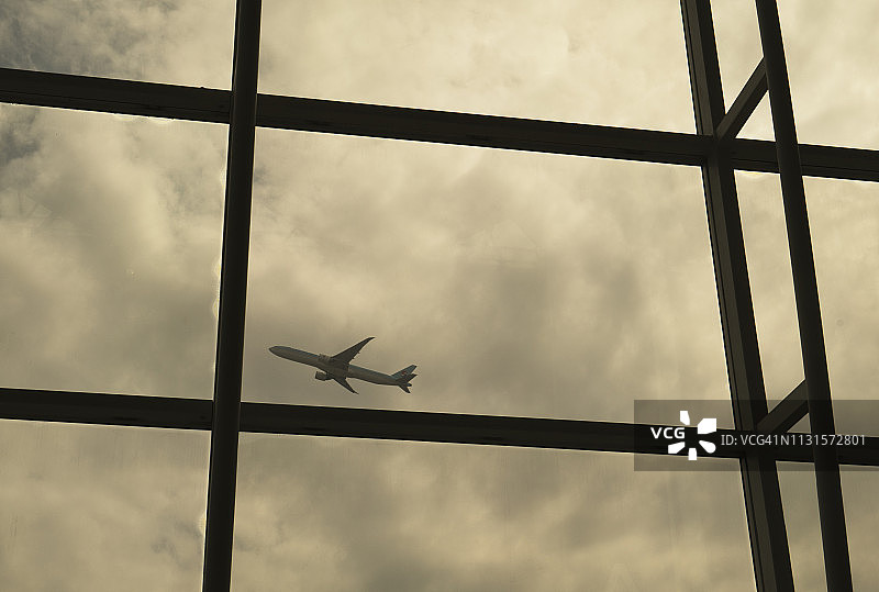 飞机起飞图片素材