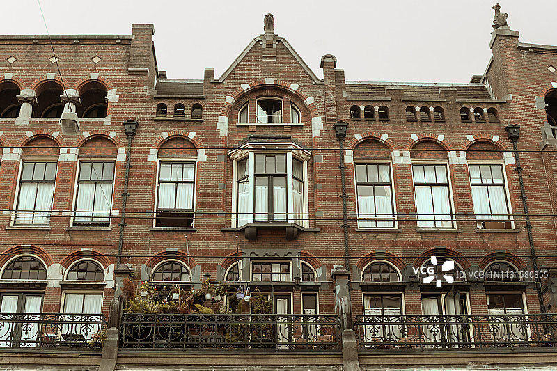 比利时东弗兰德：秋日阿姆斯特丹的传统房屋仰视，多云图片素材